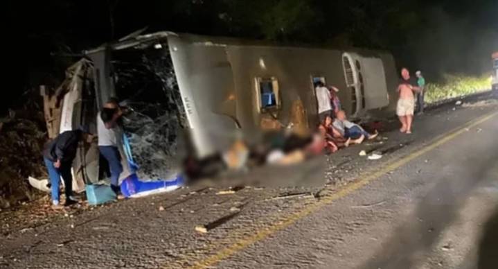 Autobús turístico choca tras falla en frenos en Brasil; suman 17 muertos