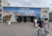 Las playas de Jandía viajan en metro, guagua y 50 taxis de Madrid