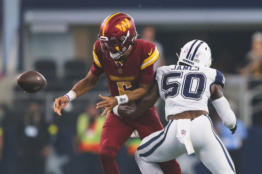 El quarterback de los Commanders Jayden Daniels sale por lesión frente a los Cowboys
