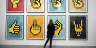 Damien Hirst, Invader y Shepard Fairey revolucionan Londres con una muestra que une arte urbano y provocación