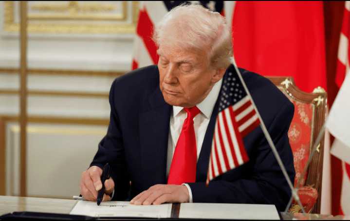 Trump bromea con cómo "perturba" a los mercados gracias a sus políticas arancelarias