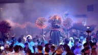 La danza del dragón de fuego ilumina las calles de Hong Kong