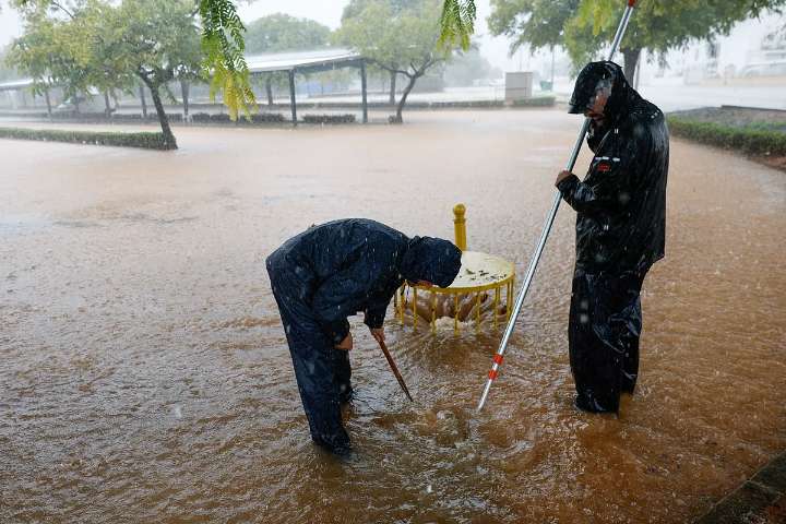 Tormentas con intensidad muy fuerte sacuden Valencia, anegan Carcaixent y arrecian en su camino a Castellón