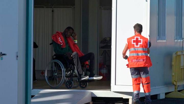 Arriba a El Hierro una patera con 26 menores, un cuarto de sus ocupantes