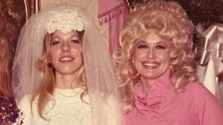 What We Know About Dolly Parton's Relationship With Her Sister Freida