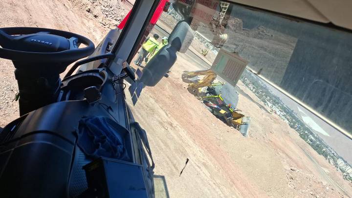 Retroexcavadora cae a excavación en faena de Copiapó