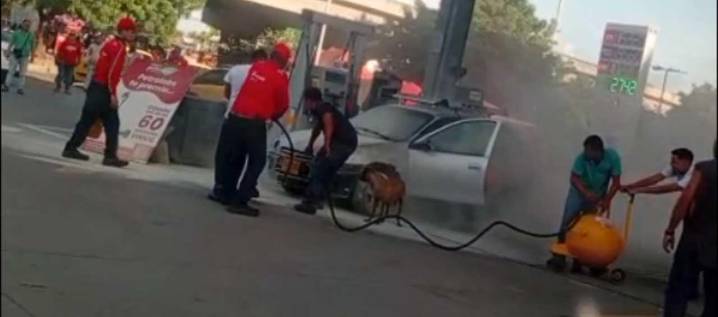 Trabajadores de una estación de servicio evitaron el incendio de un vehículo