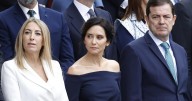 Isabel Díaz Ayuso deslumbra con un vestido de invitada de su firma española de cabecera
