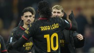 Santiago Giménez se beneficiaría de problemas en el vestidor del AC Milan