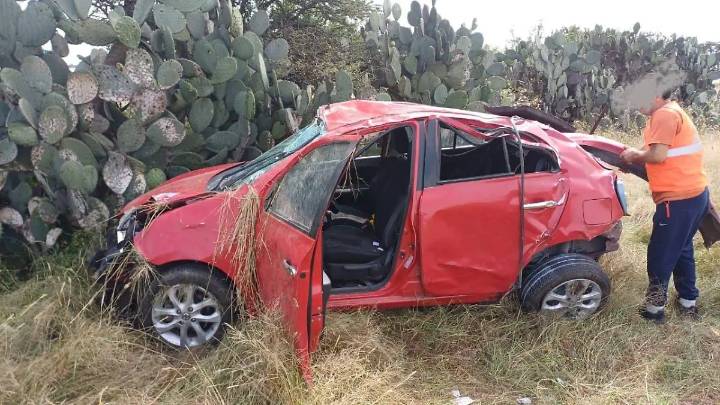 Vio la muerte de cerca al destrozar su auto