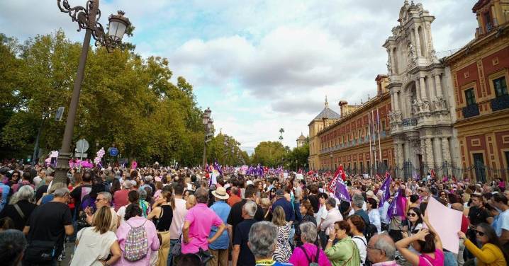 "Queremos morirnos de viejas, no de cáncer": el escándalo de las mamografías saca a miles de personas en la calle en Sevilla