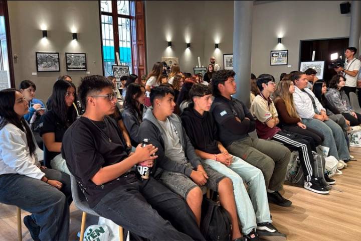 Jóvenes aprenden sobre voto y ciudadanía en los talleres “Hablemos de democracia”