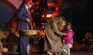 Trump y Melania entregan dulces a decenas de niños en la Casa Blanca