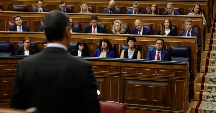 Feijóo ataca a Sánchez con la corrupción por "proteger al que roba" y el presidente dice que "caja B" hubo en el PP