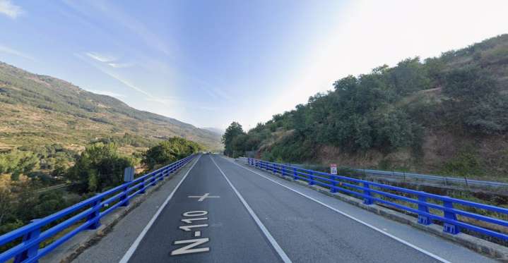 Tres heridos en una colisión frontal entre dos vehículos en Navaconcejo More