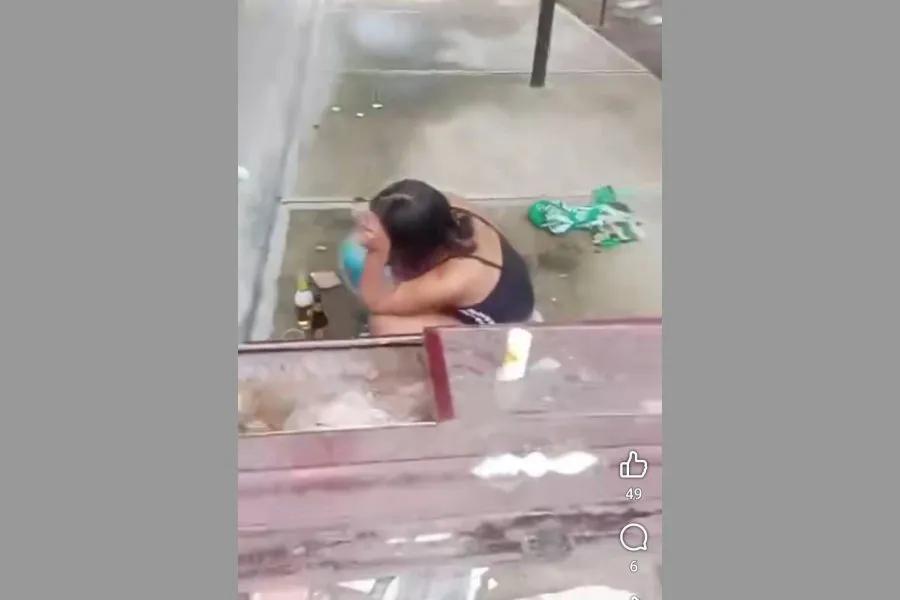 Insólito: Una mujer desenterró a un hombre para “bañarlo y cambiarle la ropa”