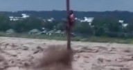 Video de joven aferrado a un poste no fue grabado en Veracruz, sino en India