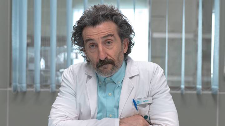 Old Dog, New Tricks Review: Netflix's Deadpan Veterinarian Comedy Triumphs Where It Matters Most