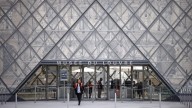 Francia se interroga sobre la seguridad del Louvre tras el robo de joyas históricas