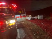 Vuelca tráiler cargado con chile chilaca en las Curvas del Perico