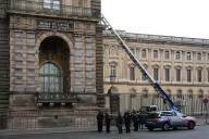Tres ladrones encapuchados asaltan el Louvre y roban nueve joyas de la colección de Napoleón en solo unos minutos, entre ellas una corona encontrada ya rota