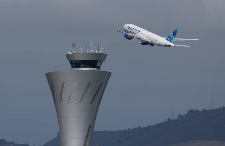 Authorities found that a weather balloon caused a United Airlines aircraft’s windshield to crack, forcing emergency landing