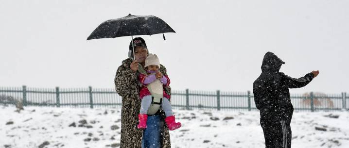 October snowfall rekindles hope about tourists returning to Kashmir