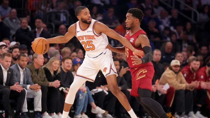 Knicks withstand comeback attempt from short-handed Cavs, take opener 119