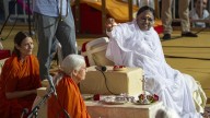 De Argentina a Cataluña por un abrazo de Amma: "Ya no soy lo mismo"