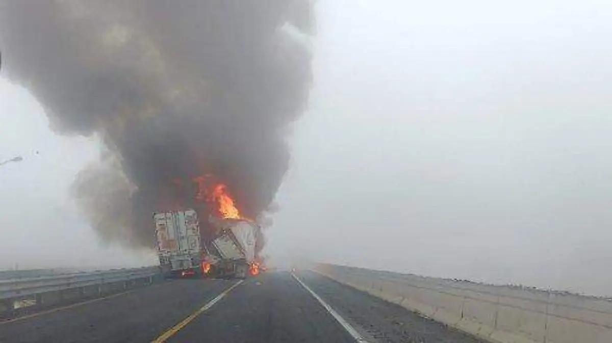 Cierran circulación en la autopista Puebla-Orizaba por incendio de unidad pesada