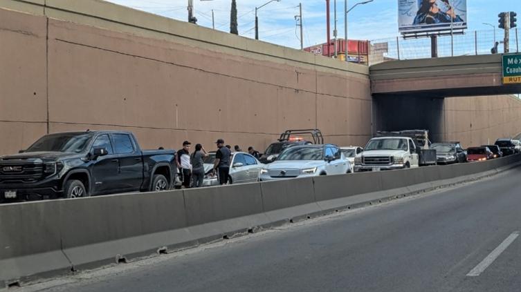 Chocan y causan tráfico en el Periférico de la Juventud