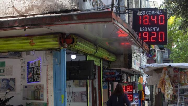 El peso registró con ligero avance frente al dólar