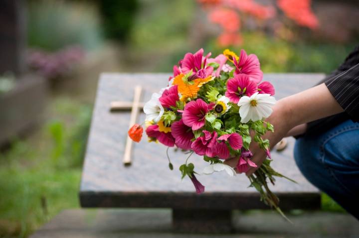 Miss Manners: Grieving widow really doesn’t have the strength to listen to your sad stories