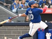 Dos jonrones de Alejandro Kirk impulsan el regreso triunfal de los Azulejos en playoffs