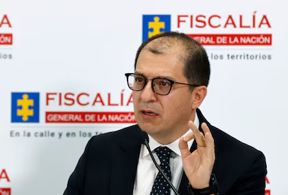 Francisco Barbosa renuncia a su precandidatura presidencial para 2026 y critica falta de garantías