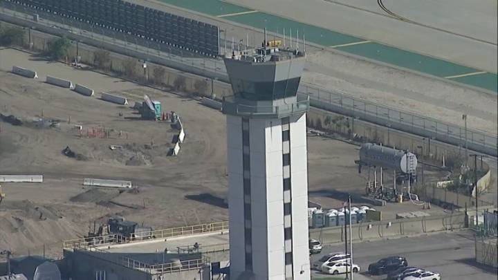 La torre de control de Burbank permaneció sin personal durante horas