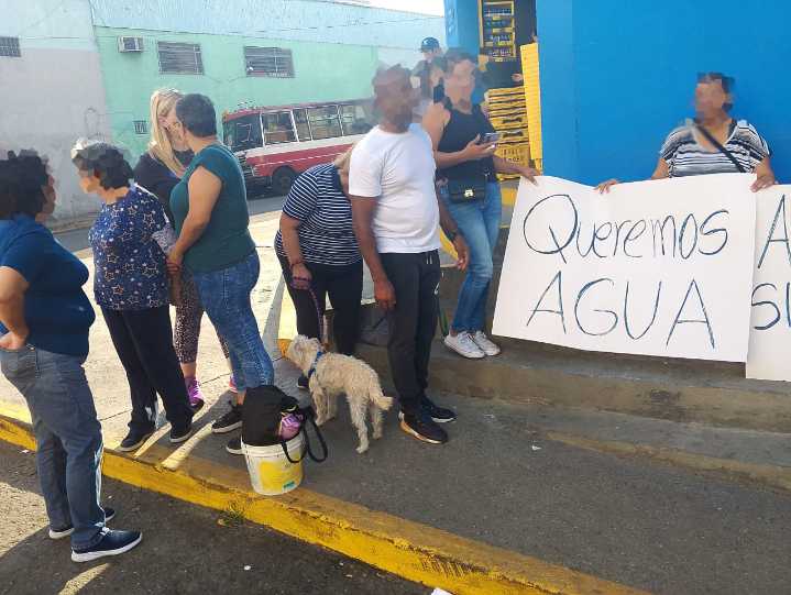 Vecinos de El Junquito enfrentan tres meses sin agua con creatividad y protestas