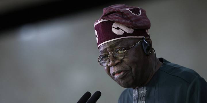 El presidente de Nigeria renovó la cúpula militar tras desmentir rumores de golpe de Estado