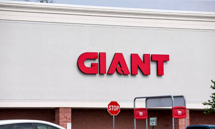 Central Pa. shopping center, anchored by Giant, sold for nearly $11M