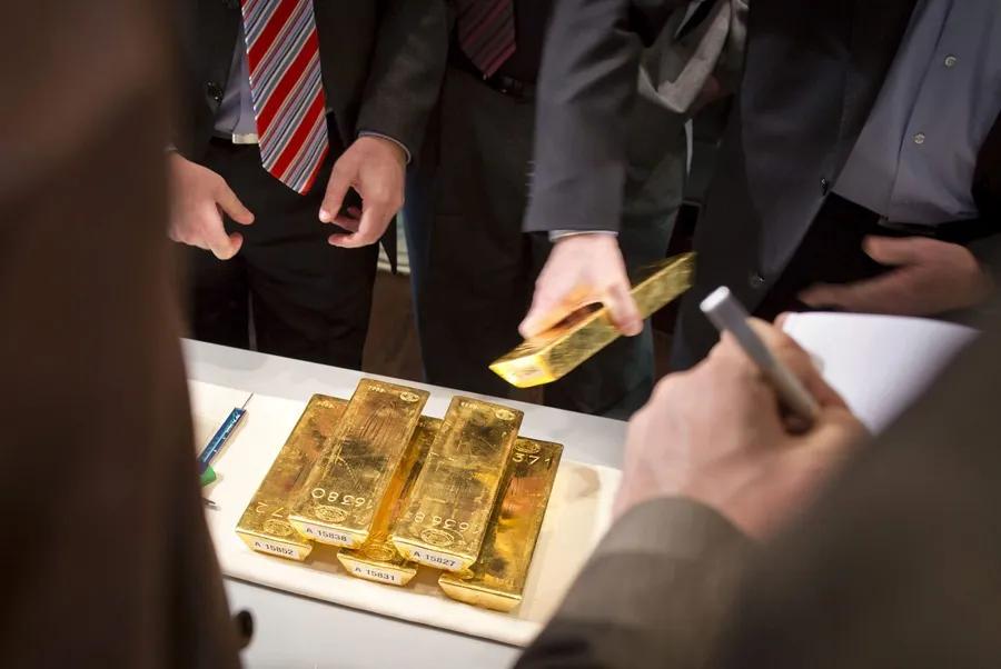 El oro supera por primera vez en su historia los $4,000, en medio de tensiones políticas