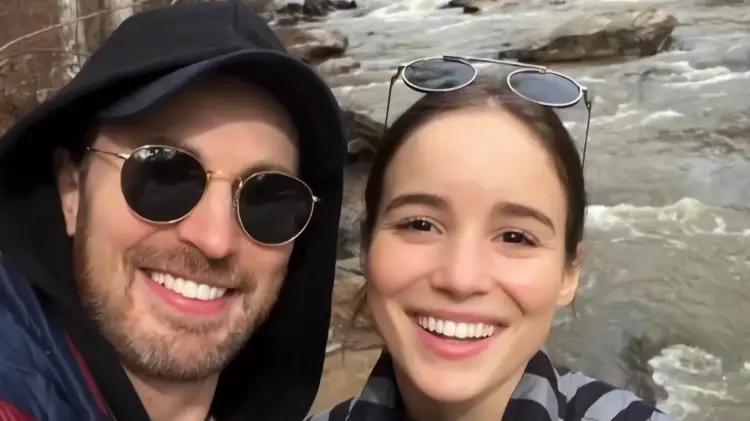 Chris Evans y Alba Baptista dan la bienvenida a su...