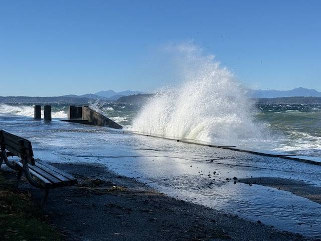 West Seattle Blog… | WEST SEATTLE WEATHER: Wind and waves at Alki