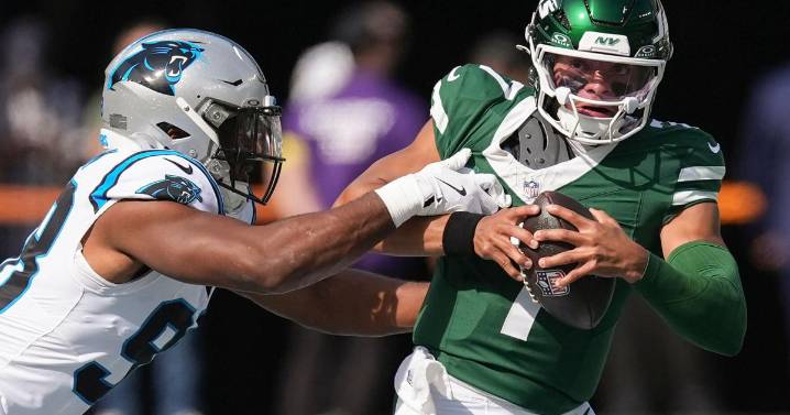 Jets bench Justin Fields for Tyrod Taylor in second half against Panthers