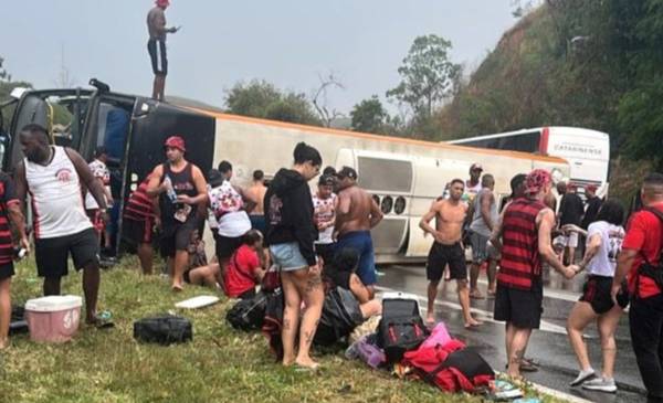 Volcó un micro de hinchas de Flamengo que viajaban para ver el partido ante Racing: hay al menos 46 heridos