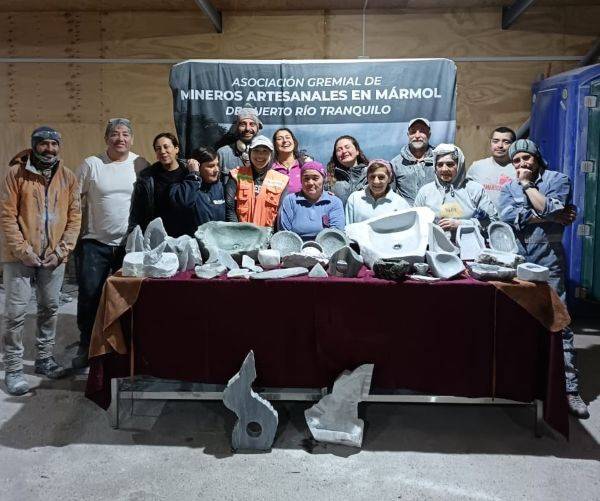 Mineros se capacitan en trabajo del mármol para fortalecer la economía en Puerto Río Tranquilo