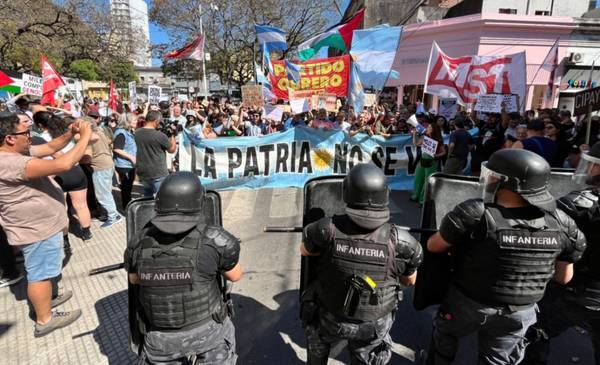 Milei tuvo que suspender un acto de campaña en Santa Fe por incidentes: hay al menos tres detenidos