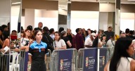 Cientos de empleados federales hacen fila en Plaza Las Américas por ayudas ante cierre parcial del gobierno