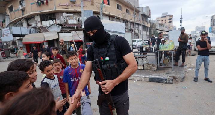 Liberación de rehenes de Hamás y alto el fuego en Gaza, EN VIVO | viaje de Donald Trump a Israel, firma de la paz en Egipto y más noticias