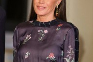 El (falso) conjunto de seda de Letizia Ortiz o la coronación oficial de la falda satinada para el otoño