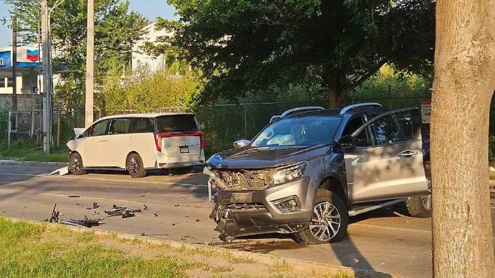 Choque en el bulevar El Dorado deja cuantiosos daños materiales en Las Quintas